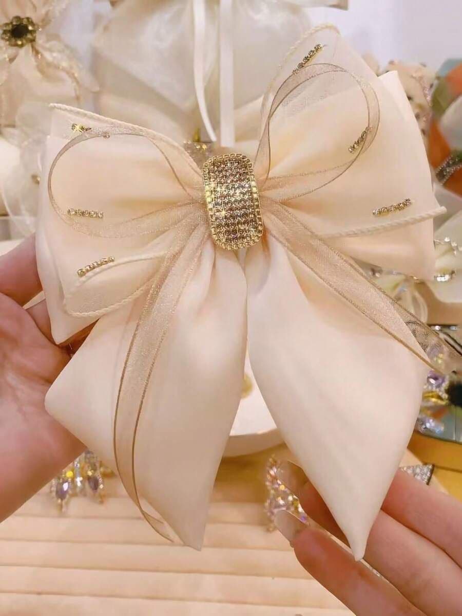 Gancho para el Cabello con Mariposa Satinada en Color Albaricoque – Elegante con Brillantes y Flecos