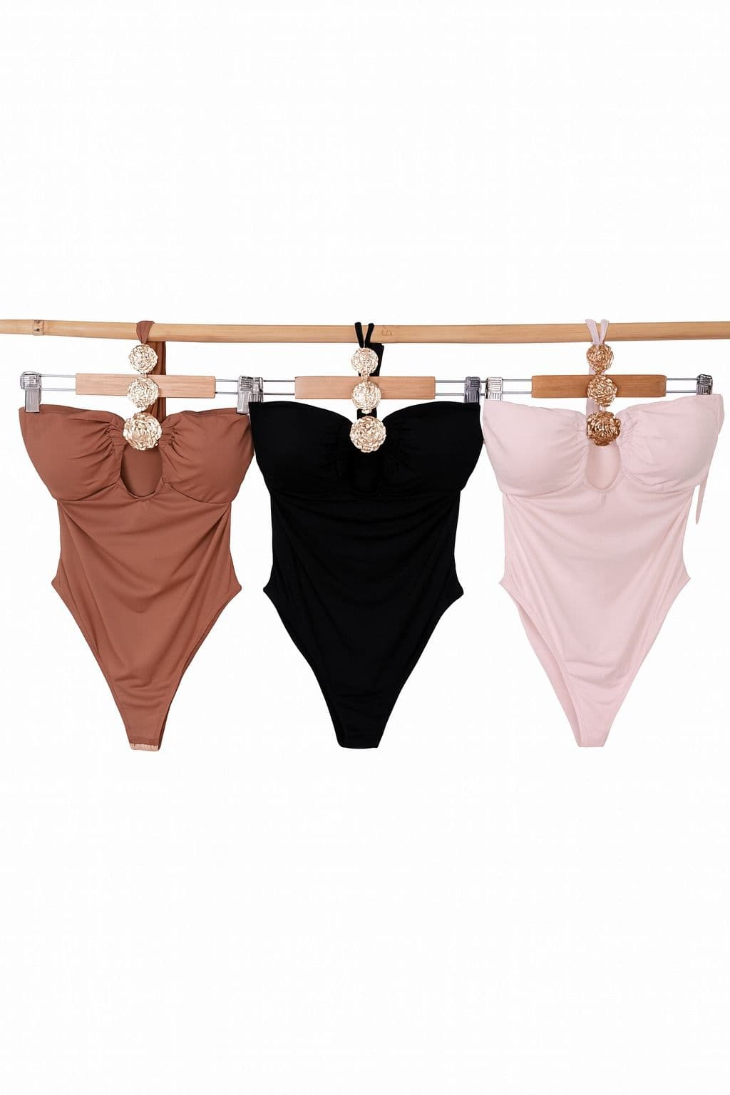 Bañador Elegante con Aplique Dorado – Una Pieza