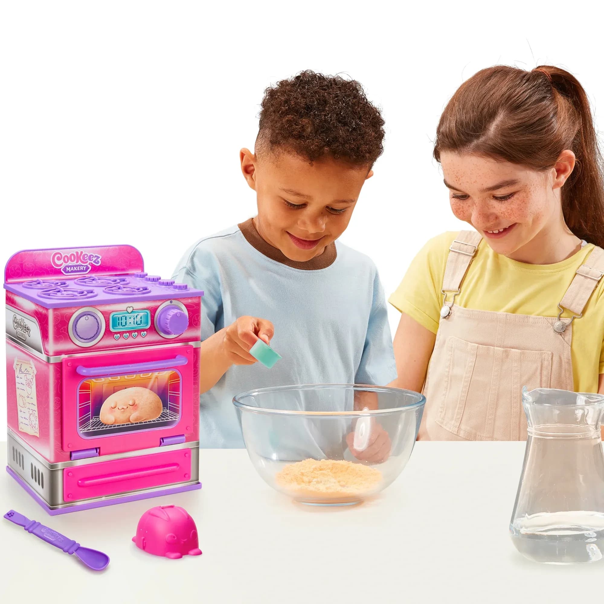 Horno Rosa Cookeez Makery Cinnamon Treatz (Golosinas de Canela), Peluche Interactivo Perfumado, Estilos Varían, Edades 5+