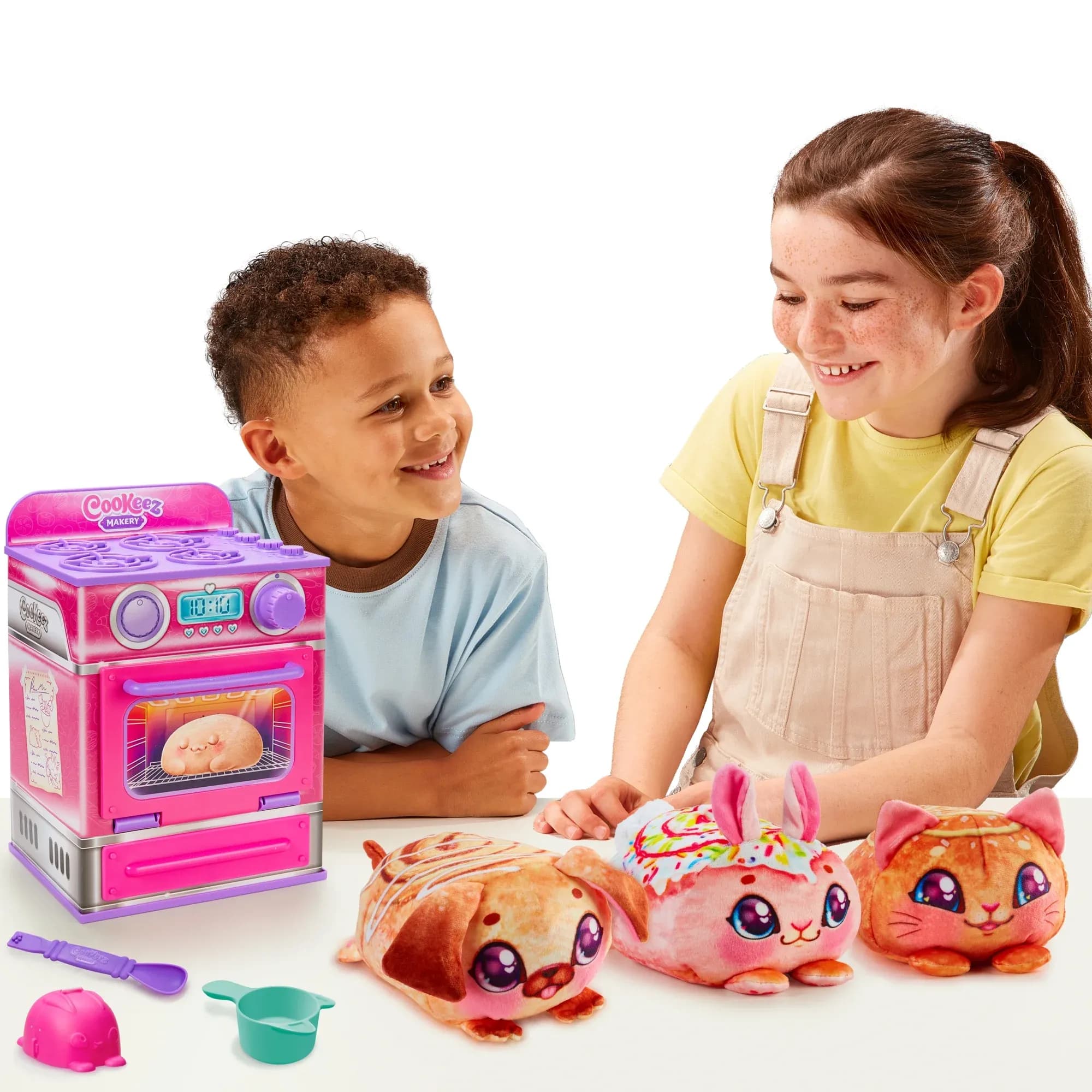 Horno Rosa Cookeez Makery Cinnamon Treatz (Golosinas de Canela), Peluche Interactivo Perfumado, Estilos Varían, Edades 5+ - Miniatura 3