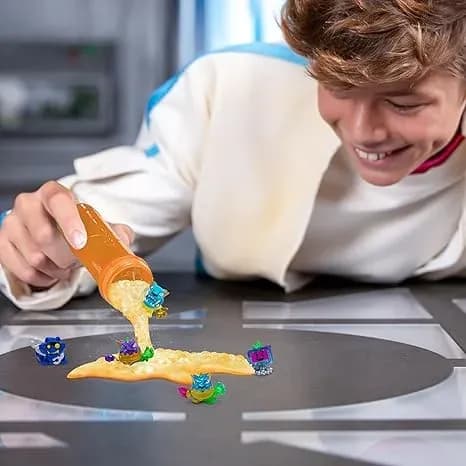 MrBeast Lab Swarms Serie Atómica Paquete de 5, Figuras de Acción Swarms de 2.5 cm, Más de 85 para Coleccionar, Edades 5+